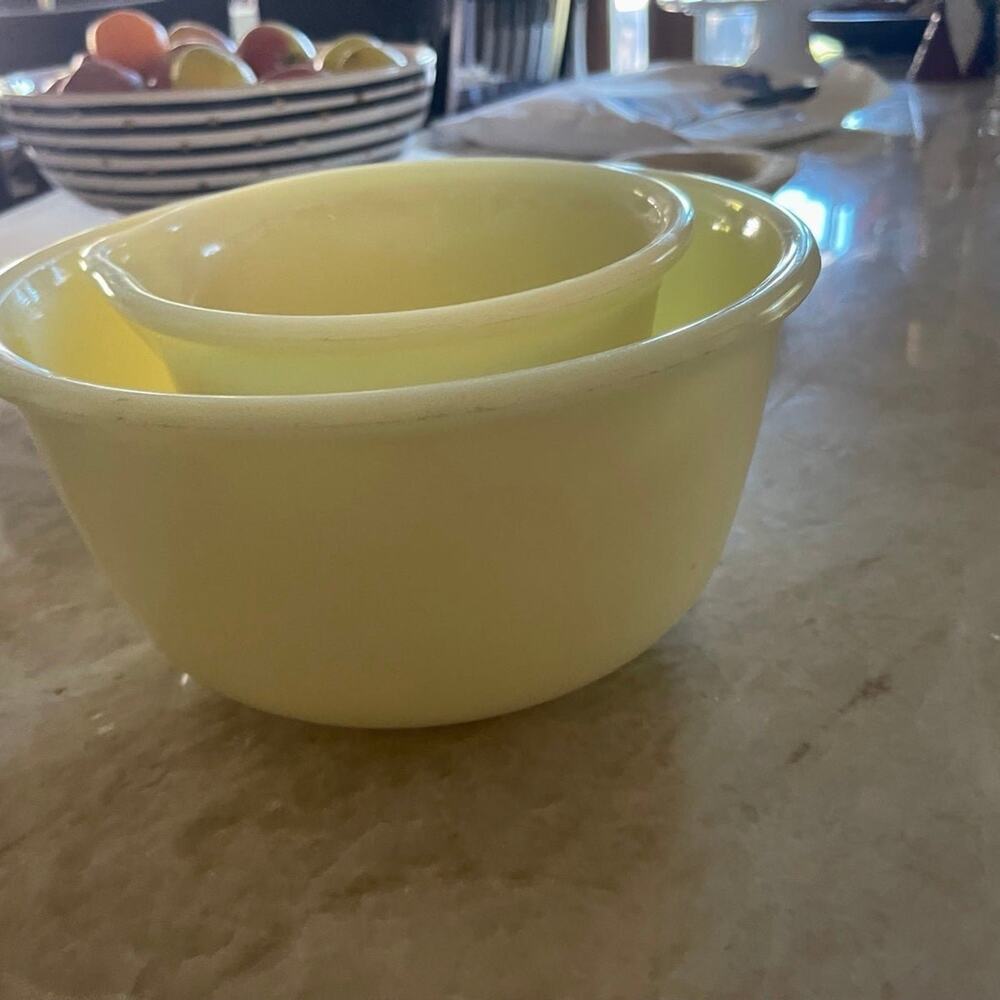 Hamilton Beach mixing bowls uranium glass set of two